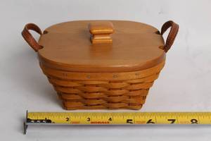 lot A-214 image: Longaberger 2005 Tree Trimming Basket with Lid and Leather Handles