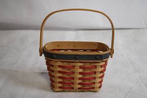lot A-217 image: Longaberger 2001 Hostess Appreciation Handwoven Basket