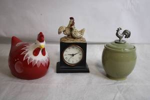 lot 226 image: Set of 3 Rooster-Themed Home Decor Pieces