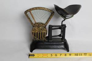 lot A-236 image: Antique Cast Iron Balance Scale with Detachable Pan