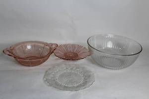 lot 285 image: Set of 4 Depression Glass Bowls and Plates