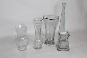 lot 312 image: Collection of 5 Elegant Clear Glass Vases
