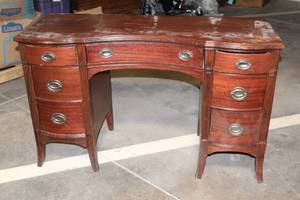 lot 322 image: Antique Mahogany Vanity Desk with 7 Drawers