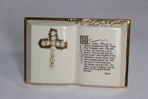 lot 335 image: Vintage Ceramic Open Book Prayer Sculpture - Holland Mold