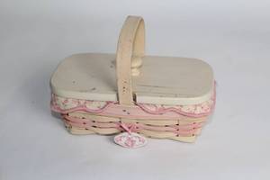 lot 366 image: Longaberger Handwoven Basket with Lid and Pink Floral Liner