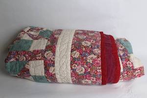 lot 369 image: Handcrafted 90x90 Queen Size Floral Quilt