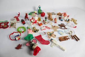lot 374 image: Collection of Vintage Holiday Ornaments