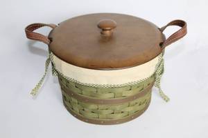 lot A-378 image: Longaberger WoodCrafts Basket with Lid and Handles