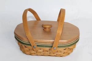 lot A-380 image: Longaberger 2006 Tree Trimming Basket with Woodcraft Top