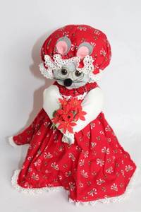 lot 414 image: Vintage Country Mouse Fabric Doll with Red Floral Dress