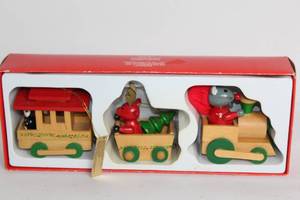 lot 418 image: Dakin 1982 Wooden Christmas Ornaments Set of 3