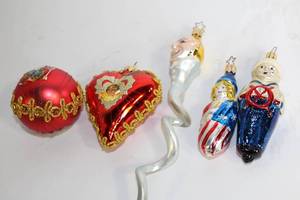 lot 425 image: Vintage Glass Christmas Ornaments Collection