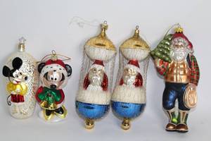 lot 426 image: Set of 5 Hand-Painted Glass Christmas Ornaments