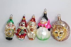 lot 427 image: Set of 5 Vintage Glass Christmas Ornaments with Intricate Designs