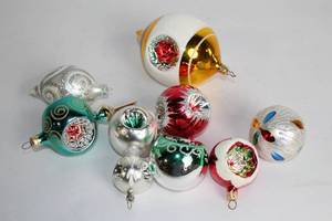 lot 432 image: Collection of 10 Vintage Christmas Tree Ornaments with Intricate Designs