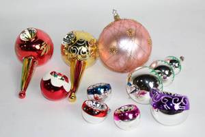 lot 433 image: Set of 10 Vintage Glass Christmas Ornaments