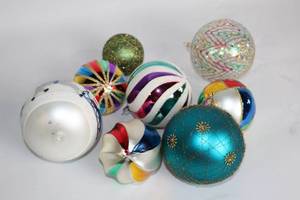 lot 434 image: Set of 9 Assorted Glass Christmas Ornaments