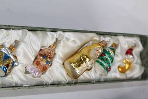 lot 435 image: Set of 6 Vintage Glass Christmas Ornaments in Decorative Box