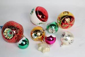 lot 436 image: Collection of 8 Vintage Glass Christmas Ornaments with Glitter