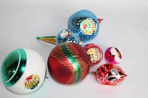 lot 437 image: Set of 7 Assorted Vintage Glass Christmas Ornaments