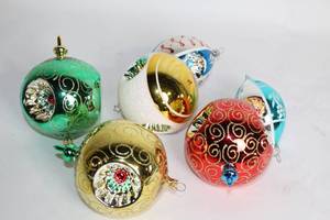 lot 438 image: Set of 7 Assorted Vintage Hand-Painted Glass Christmas Ornaments