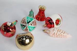 lot 439 image: Collection of 8 Assorted Vintage Glass Christmas Ornaments