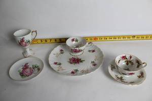 lot 450 image: Vintage Pinkie and Floral Tea Set with Cups, Saucers, and Plate