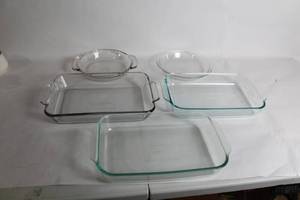 lot 468 image: Collection of 5 Glass Baking and Pie Dishes including Pyrex and Anchor
