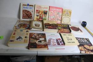 lot 478 image: Collection of 18 Vintage and Modern Cookbooks