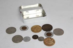 lot 496 image: Collection of 11 Commemorative and Novelty Coins in Altoids Tin
