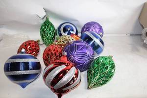 lot 418 image: Set of 10 Large Decorative Christmas Ornaments