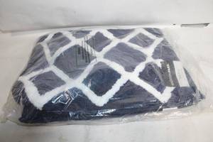 lot 423 image: Madison Park Bath Rug 21in x 34in with Geometric Design