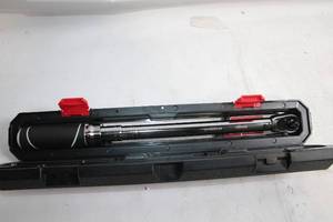 lot 244 image: Husky 38-in Drive Torque Wrench 20-100 ft lbs with Case