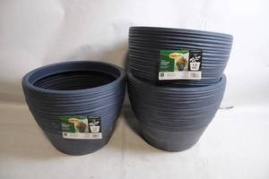 lot 271 image: Set of 3 Vigoro Ashton 1.5 Gallon Planters