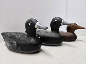 lot 92 image: 3 Vintage  Antique Carveed Wooden Duck Decoys