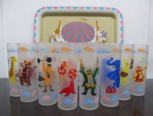 lot 19 image: Complete Mid Century Libbey Glass CIRCUS DAYS Hi-Ball Glass Set wOriginal Tray