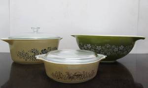 lot 20 image: 3 Pieces of Vinateg PYREX Glassware