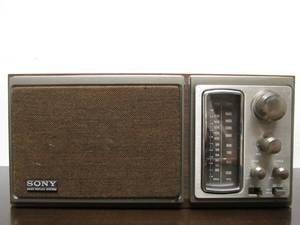 lot 44 image: Very Cool Retro Vintage SONY 2-Band Radio Model ICF-9580W wBass Reflex System