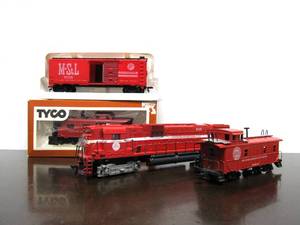 lot 121 image: Group of Assorted MINNEAPOLIS & ST. LOUIS Train Cars & Powered Engine