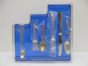lot 146 image: Vintage NOS Unopened ROGERS Bros Step-Up Flatware Set for Children
