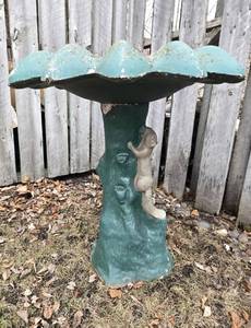 lot 118 image: Very Nice HEAVY CementConcrete Outdoor Birdbath wSquirrel