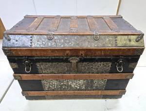 lot 119 image: Very Nice Antique Trunk wInterior Tray