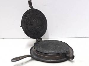 lot 211 image: Antique Cast Iron Alfred Andresen Minneapolis Krumkake Maker wStand