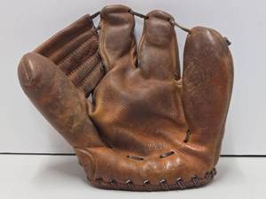 lot 220 image: Old Vintage 1950s-60s WILSON Leather Baseball Glove