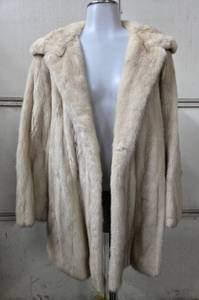 lot 228 image: Excellent Quality Vintage Genuine White Fur Coat by Roy Bjorkman -&nbspMinneapolis