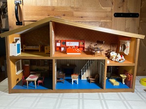 lot 137 image: Vintage LUNDBY Doll House wMany Accessories