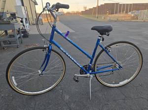 lot 287 image: Nice Condition SCHWINN SEARCHER Ladies Bicycle