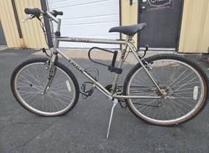 lot 289 image: TREK MT Track XL 830 Mens Bicycle
