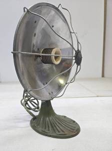lot 298 image: Very Cool Vintage 1930s era Heating Lamp wGreat Green Color