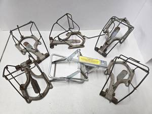 lot 318 image: 5 Vintage Animal Traps & 1 Newer Mole Trap